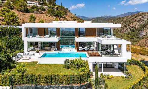 Sofisticada villa con vistas panorámicas en venta en una urbanización cerrada en La Quinta, Marbella - Benahavís 787359