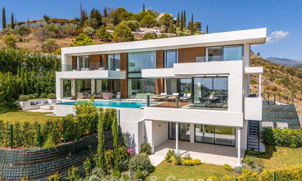 Sofisticada villa con vistas panorámicas en venta en una urbanización cerrada en La Quinta, Marbella - Benahavís 787360