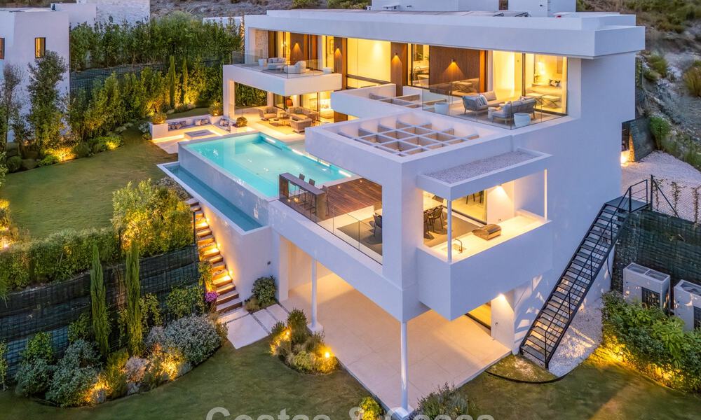 Sofisticada villa con vistas panorámicas en venta en una urbanización cerrada en La Quinta, Marbella - Benahavís 787361