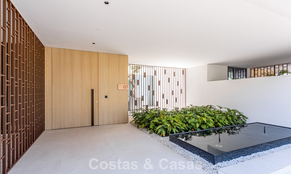 Exclusiva casa con vistas al mar en venta en un complejo moderno con seguridad 24 horas en la Milla de Oro de Marbella 787267