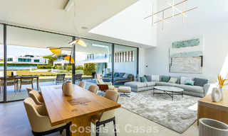 Exclusiva casa con vistas al mar en venta en un complejo moderno con seguridad 24 horas en la Milla de Oro de Marbella 787269 