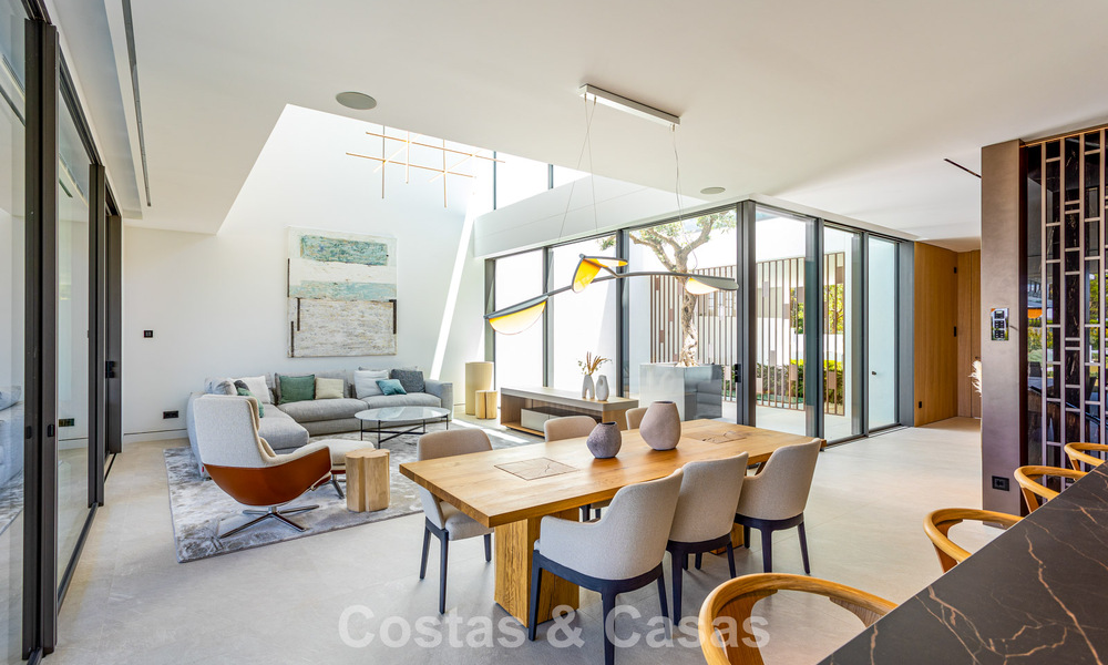 Exclusiva casa con vistas al mar en venta en un complejo moderno con seguridad 24 horas en la Milla de Oro de Marbella 787270