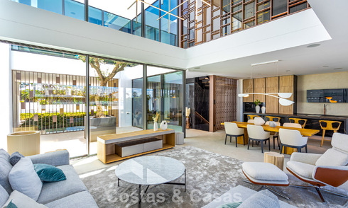 Exclusiva casa con vistas al mar en venta en un complejo moderno con seguridad 24 horas en la Milla de Oro de Marbella 787271