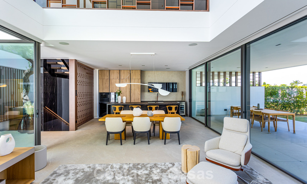 Exclusiva casa con vistas al mar en venta en un complejo moderno con seguridad 24 horas en la Milla de Oro de Marbella 787272