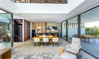 Exclusiva casa con vistas al mar en venta en un complejo moderno con seguridad 24 horas en la Milla de Oro de Marbella 787272 