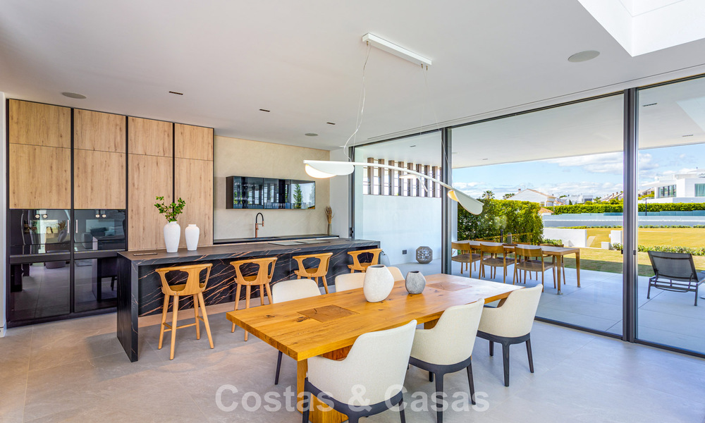 Exclusiva casa con vistas al mar en venta en un complejo moderno con seguridad 24 horas en la Milla de Oro de Marbella 787273