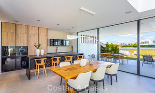 Exclusiva casa con vistas al mar en venta en un complejo moderno con seguridad 24 horas en la Milla de Oro de Marbella 787273 