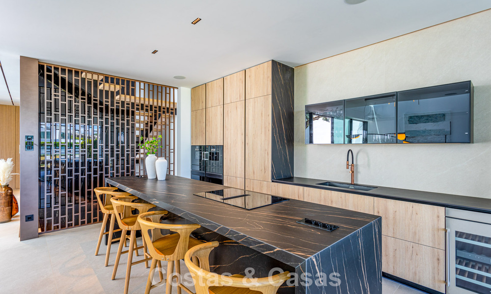 Exclusiva casa con vistas al mar en venta en un complejo moderno con seguridad 24 horas en la Milla de Oro de Marbella 787274