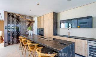 Exclusiva casa con vistas al mar en venta en un complejo moderno con seguridad 24 horas en la Milla de Oro de Marbella 787274 