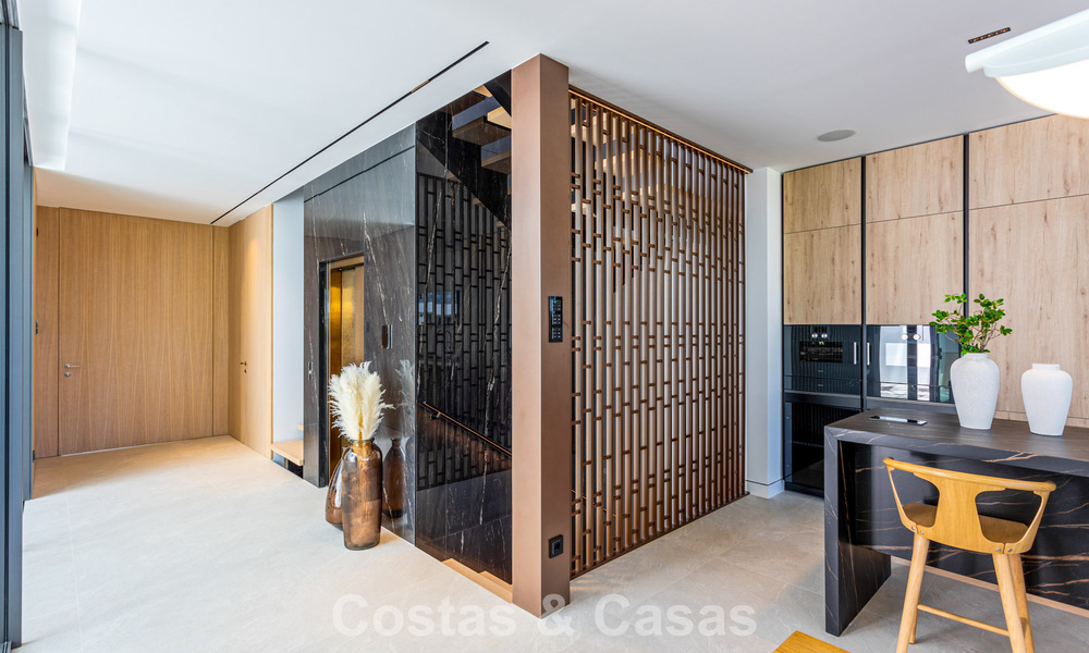 Exclusiva casa con vistas al mar en venta en un complejo moderno con seguridad 24 horas en la Milla de Oro de Marbella 787275