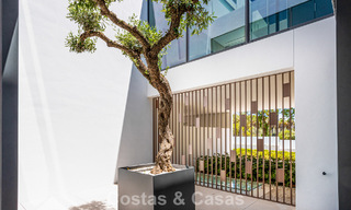 Exclusiva casa con vistas al mar en venta en un complejo moderno con seguridad 24 horas en la Milla de Oro de Marbella 787276 