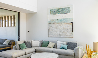 Exclusiva casa con vistas al mar en venta en un complejo moderno con seguridad 24 horas en la Milla de Oro de Marbella 787277 