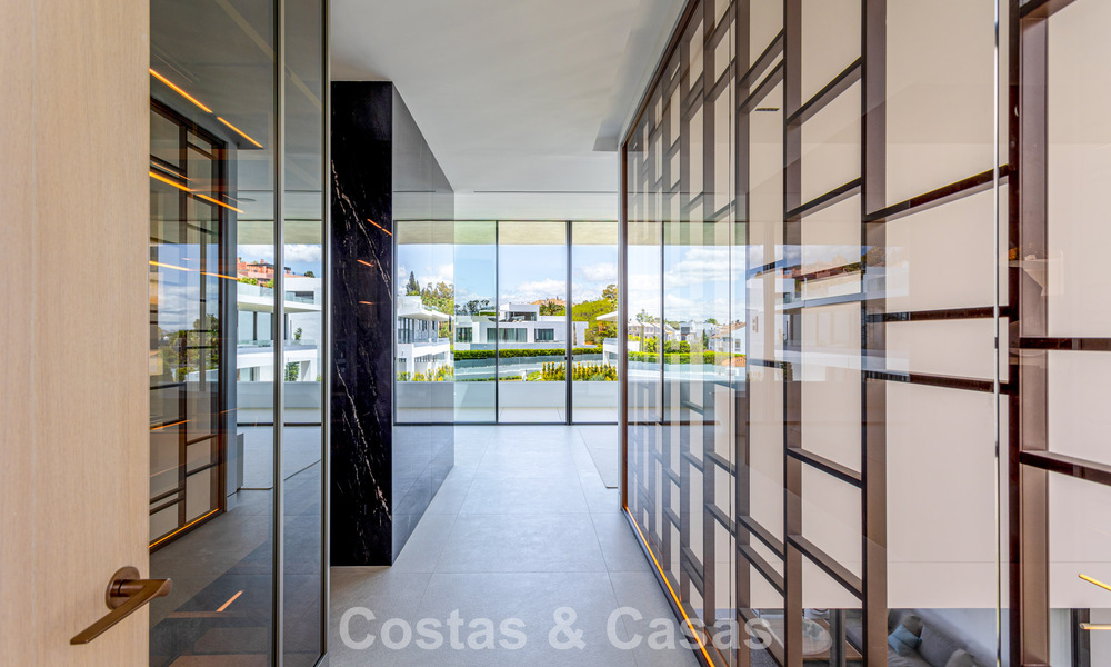 Exclusiva casa con vistas al mar en venta en un complejo moderno con seguridad 24 horas en la Milla de Oro de Marbella 787278