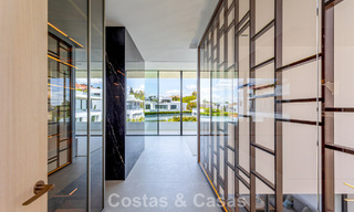 Exclusiva casa con vistas al mar en venta en un complejo moderno con seguridad 24 horas en la Milla de Oro de Marbella 787278 