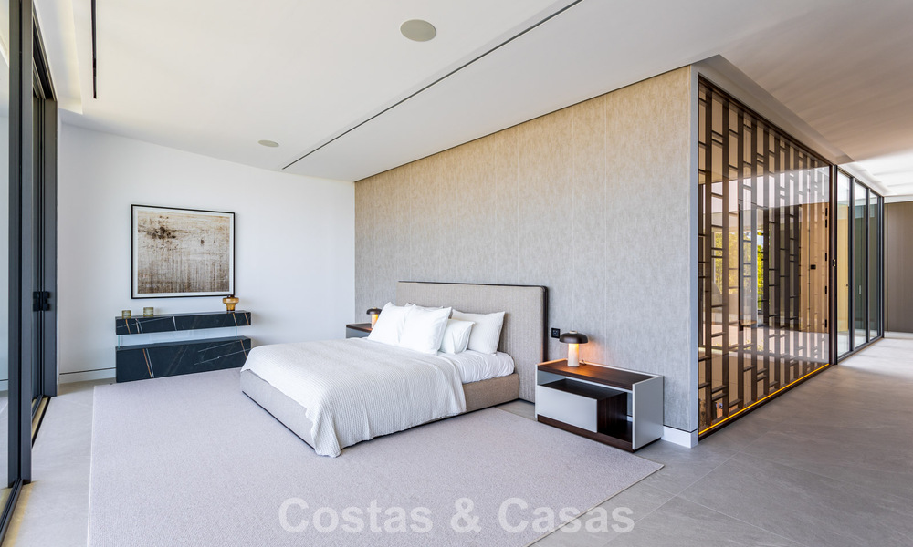 Exclusiva casa con vistas al mar en venta en un complejo moderno con seguridad 24 horas en la Milla de Oro de Marbella 787280