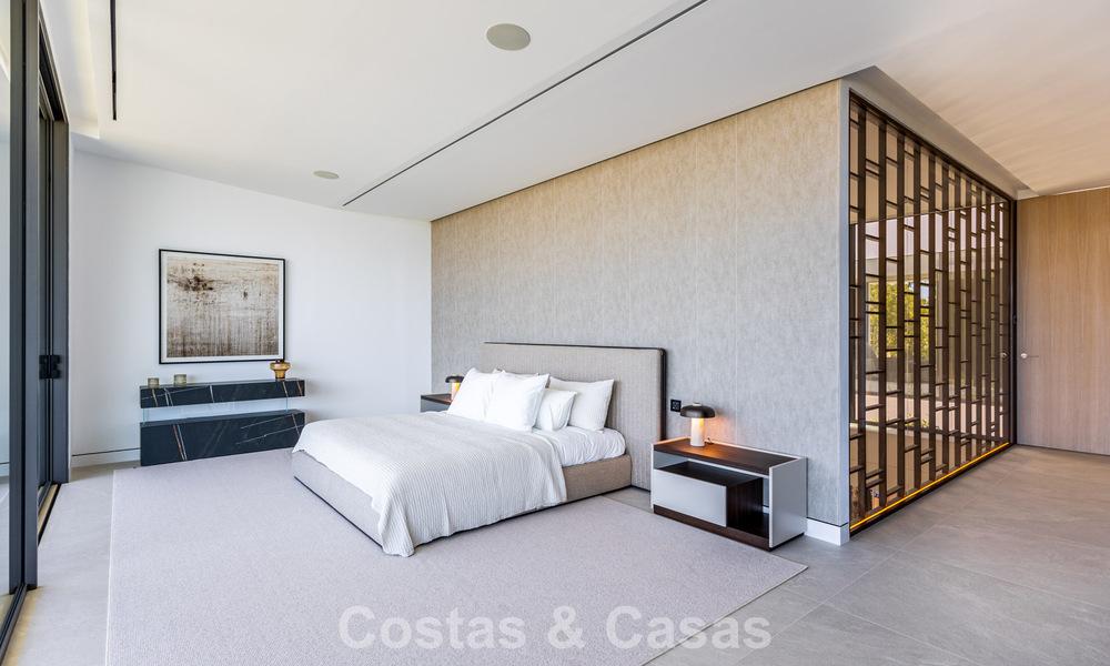 Exclusiva casa con vistas al mar en venta en un complejo moderno con seguridad 24 horas en la Milla de Oro de Marbella 787281