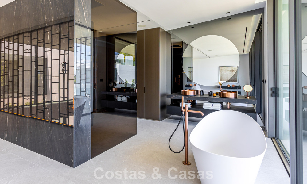 Exclusiva casa con vistas al mar en venta en un complejo moderno con seguridad 24 horas en la Milla de Oro de Marbella 787282