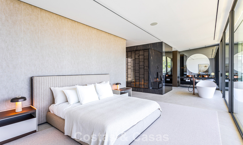 Exclusiva casa con vistas al mar en venta en un complejo moderno con seguridad 24 horas en la Milla de Oro de Marbella 787283