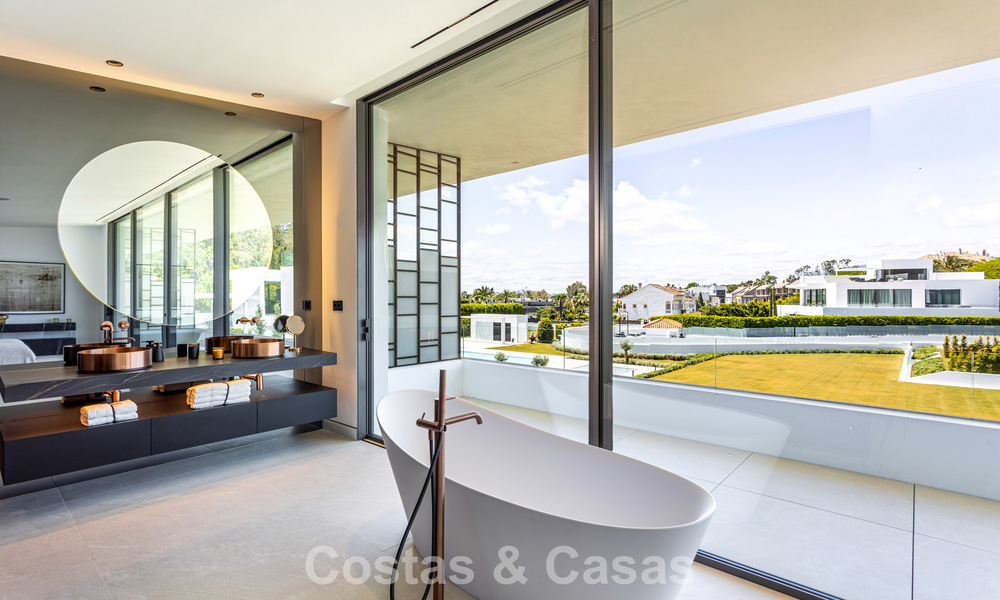 Exclusiva casa con vistas al mar en venta en un complejo moderno con seguridad 24 horas en la Milla de Oro de Marbella 787284