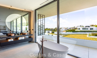 Exclusiva casa con vistas al mar en venta en un complejo moderno con seguridad 24 horas en la Milla de Oro de Marbella 787284 