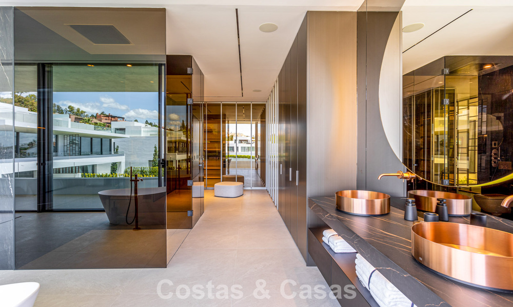 Exclusiva casa con vistas al mar en venta en un complejo moderno con seguridad 24 horas en la Milla de Oro de Marbella 787285