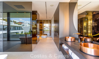 Exclusiva casa con vistas al mar en venta en un complejo moderno con seguridad 24 horas en la Milla de Oro de Marbella 787285 