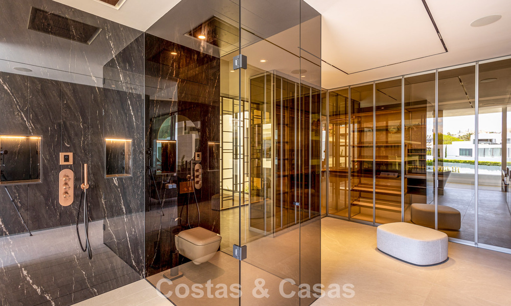 Exclusiva casa con vistas al mar en venta en un complejo moderno con seguridad 24 horas en la Milla de Oro de Marbella 787286