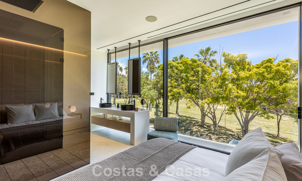 Exclusiva casa con vistas al mar en venta en un complejo moderno con seguridad 24 horas en la Milla de Oro de Marbella 787288