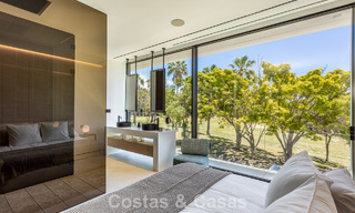 Exclusiva casa con vistas al mar en venta en un complejo moderno con seguridad 24 horas en la Milla de Oro de Marbella 787288 