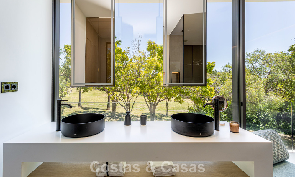 Exclusiva casa con vistas al mar en venta en un complejo moderno con seguridad 24 horas en la Milla de Oro de Marbella 787291