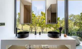 Exclusiva casa con vistas al mar en venta en un complejo moderno con seguridad 24 horas en la Milla de Oro de Marbella 787291 