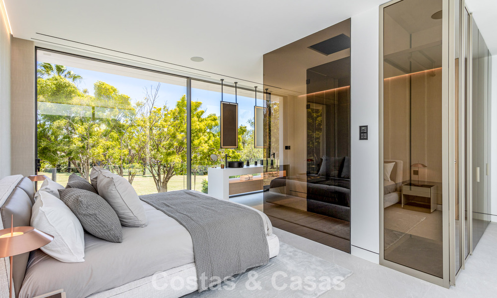 Exclusiva casa con vistas al mar en venta en un complejo moderno con seguridad 24 horas en la Milla de Oro de Marbella 787293