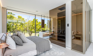 Exclusiva casa con vistas al mar en venta en un complejo moderno con seguridad 24 horas en la Milla de Oro de Marbella 787293 