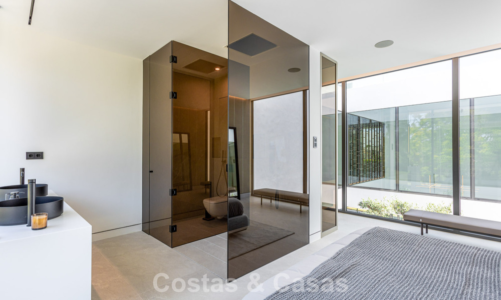 Exclusiva casa con vistas al mar en venta en un complejo moderno con seguridad 24 horas en la Milla de Oro de Marbella 787294