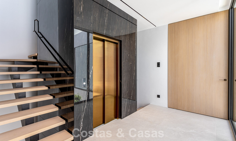 Exclusiva casa con vistas al mar en venta en un complejo moderno con seguridad 24 horas en la Milla de Oro de Marbella 787295