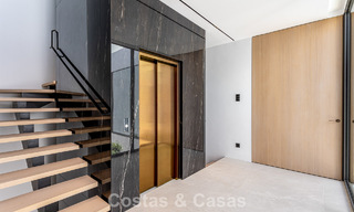 Exclusiva casa con vistas al mar en venta en un complejo moderno con seguridad 24 horas en la Milla de Oro de Marbella 787295 