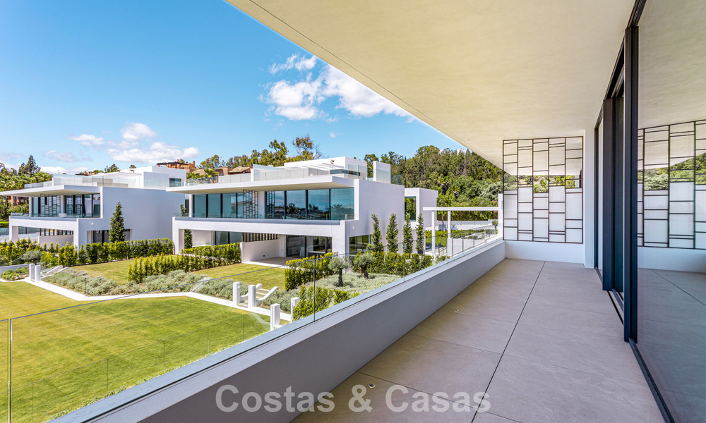 Exclusiva casa con vistas al mar en venta en un complejo moderno con seguridad 24 horas en la Milla de Oro de Marbella 787296