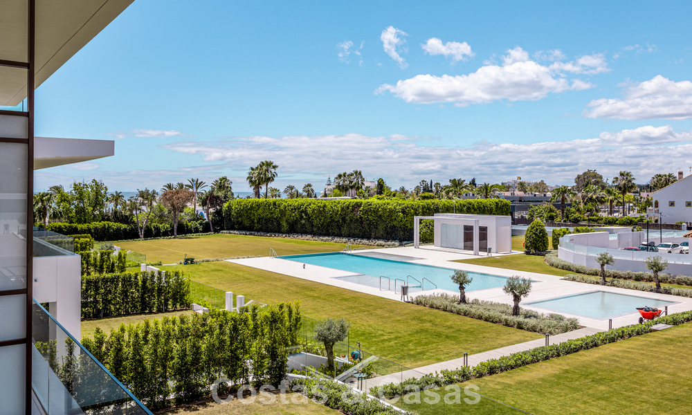 Exclusiva casa con vistas al mar en venta en un complejo moderno con seguridad 24 horas en la Milla de Oro de Marbella 787297