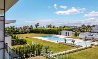 Exclusiva casa con vistas al mar en venta en un complejo moderno con seguridad 24 horas en la Milla de Oro de Marbella 787297 