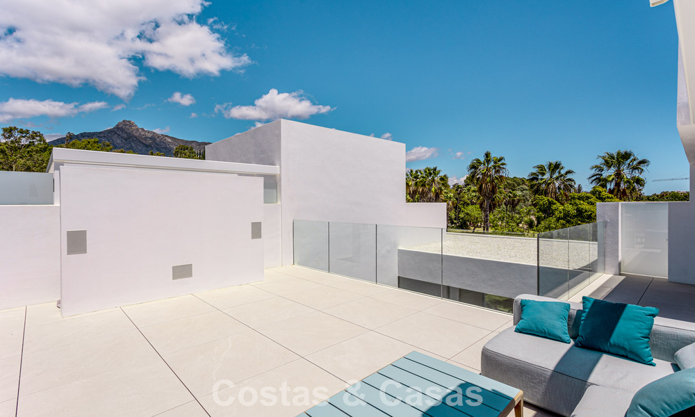 Exclusiva casa con vistas al mar en venta en un complejo moderno con seguridad 24 horas en la Milla de Oro de Marbella 787299