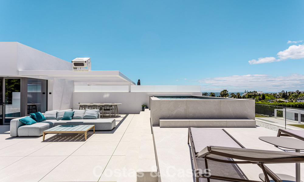 Exclusiva casa con vistas al mar en venta en un complejo moderno con seguridad 24 horas en la Milla de Oro de Marbella 787301