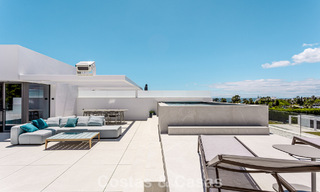 Exclusiva casa con vistas al mar en venta en un complejo moderno con seguridad 24 horas en la Milla de Oro de Marbella 787301 