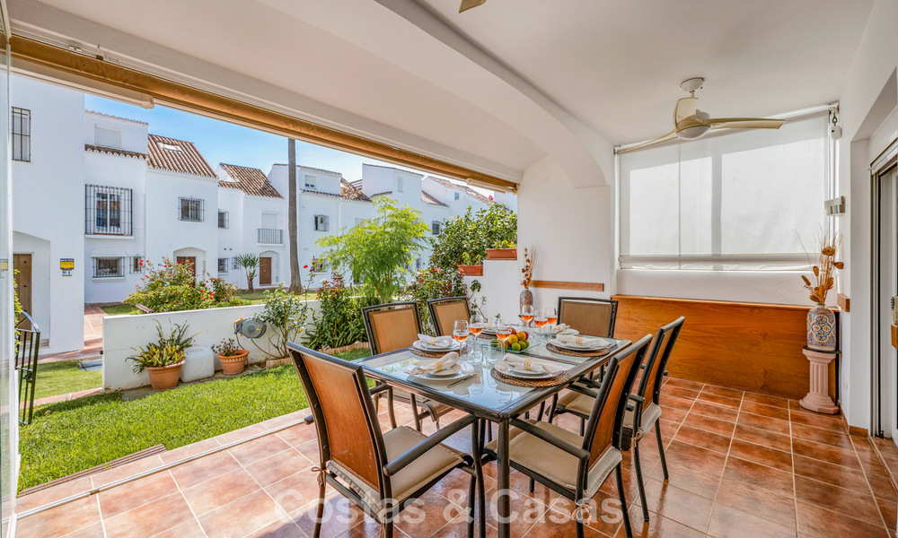 Espaciosa casa adosada en venta en una urbanización cerrada frente al mar al este de Marbella 787520