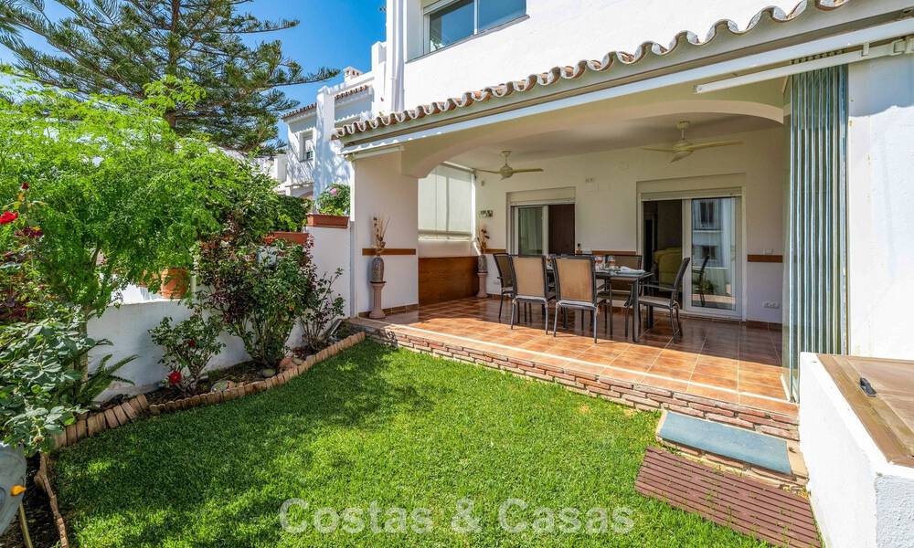 Espaciosa casa adosada en venta en una urbanización cerrada frente al mar al este de Marbella 787521