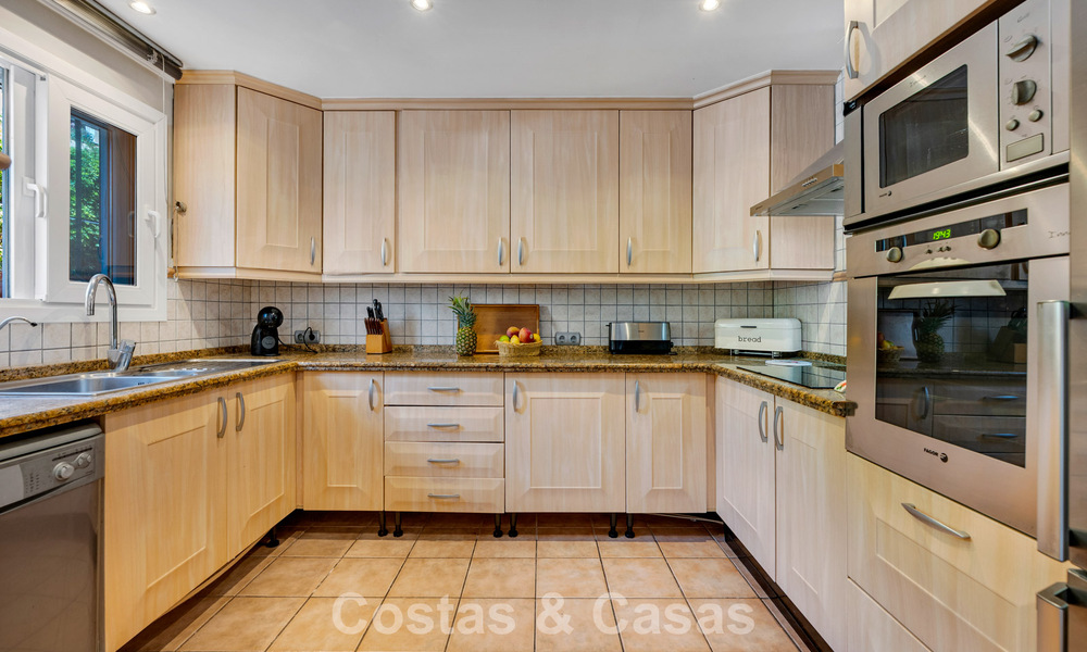 Espaciosa casa adosada en venta en una urbanización cerrada frente al mar al este de Marbella 787523