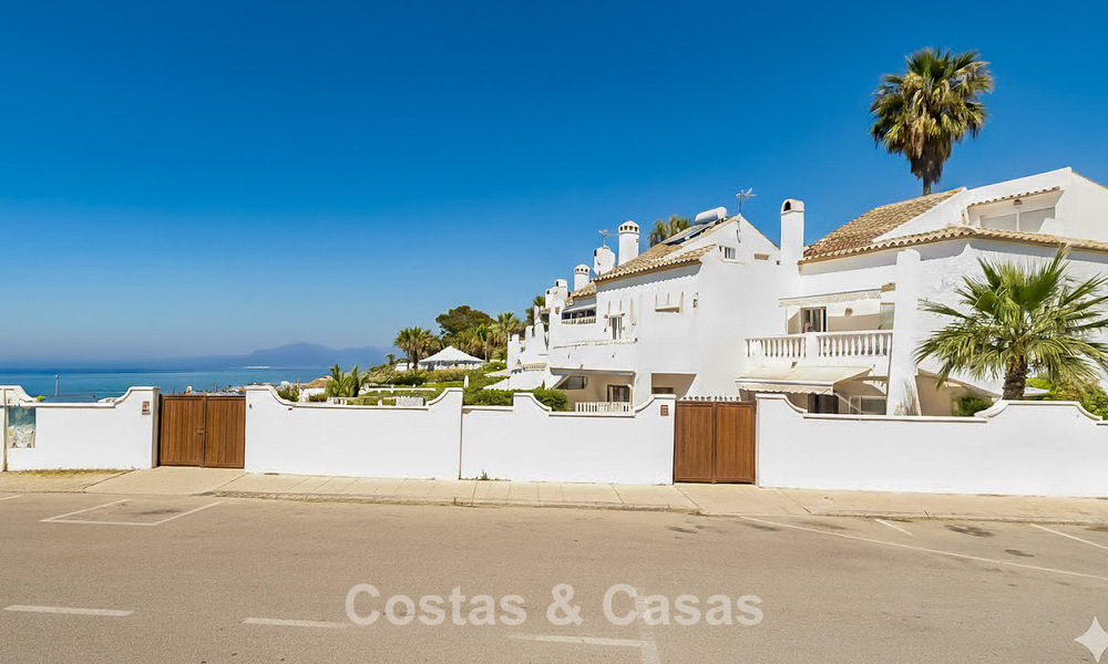 Espaciosa casa adosada en venta en una urbanización cerrada frente al mar al este de Marbella 787524