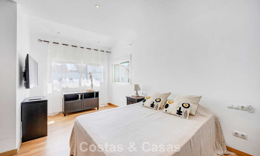 Espaciosa casa adosada en venta en una urbanización cerrada frente al mar al este de Marbella 787525