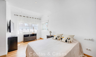 Espaciosa casa adosada en venta en una urbanización cerrada frente al mar al este de Marbella 787525 