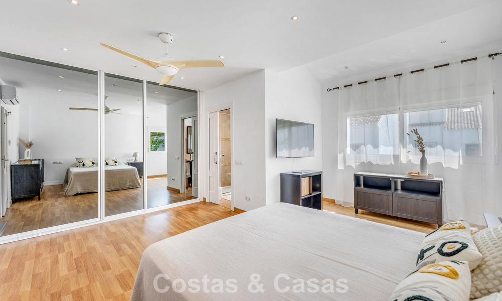 Espaciosa casa adosada en venta en una urbanización cerrada frente al mar al este de Marbella 787526