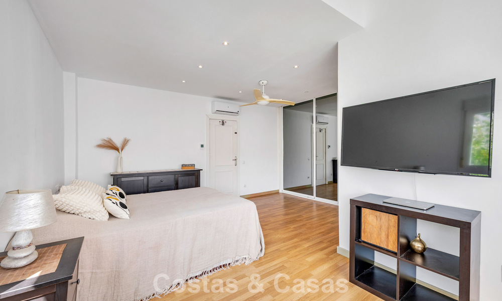 Espaciosa casa adosada en venta en una urbanización cerrada frente al mar al este de Marbella 787527